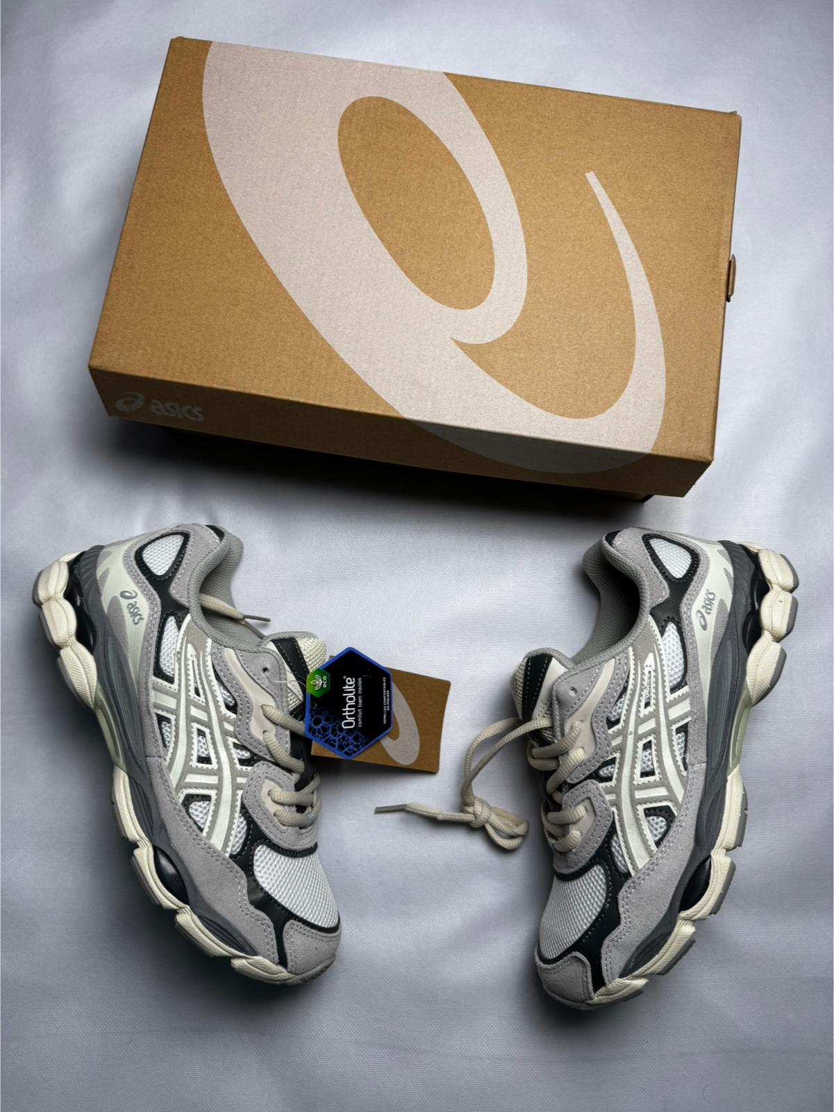 Asics beige detalles grises