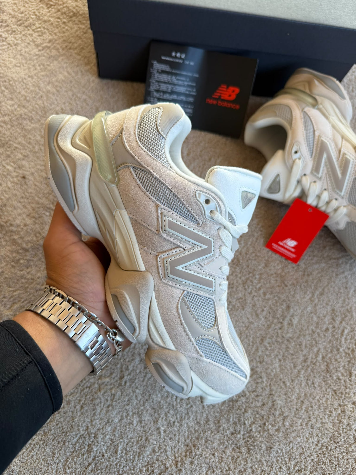 New Balance 9060 cremas detalles grises