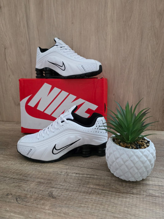 Shox r4 blanca suela negra