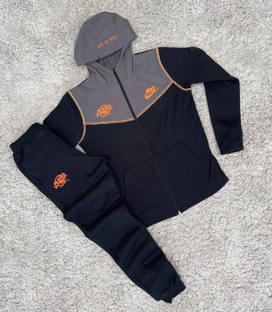 CHANDAL NIKE X CENTRAL CEE NEGRO Y GRIS LOGO NARANJA