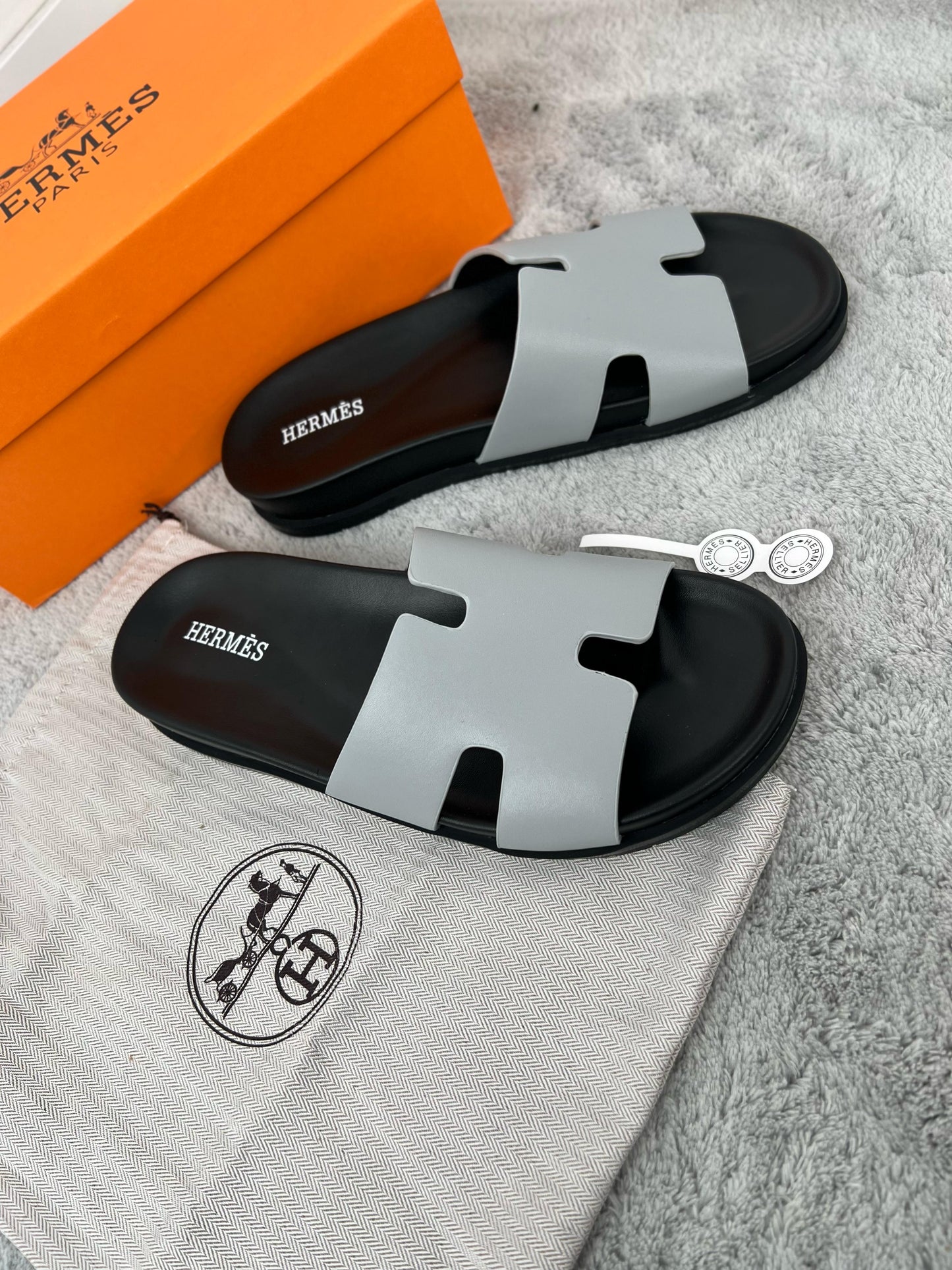 Chancla Hermes negra y gris