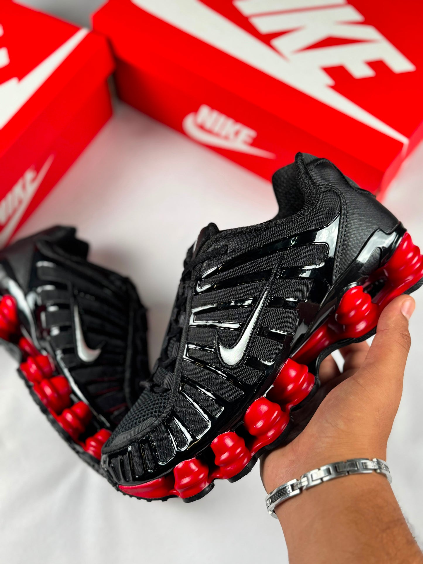 Shox negras logo blanco detalles rojos