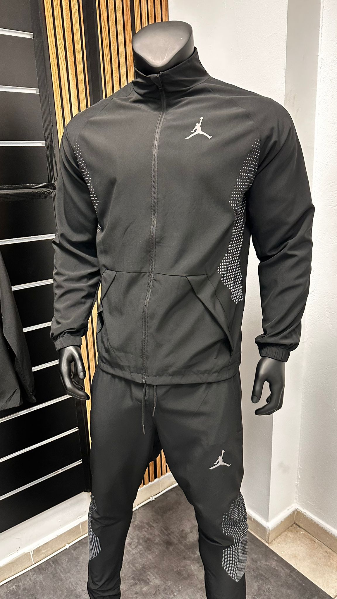 Chandal jordan negro logo blanco