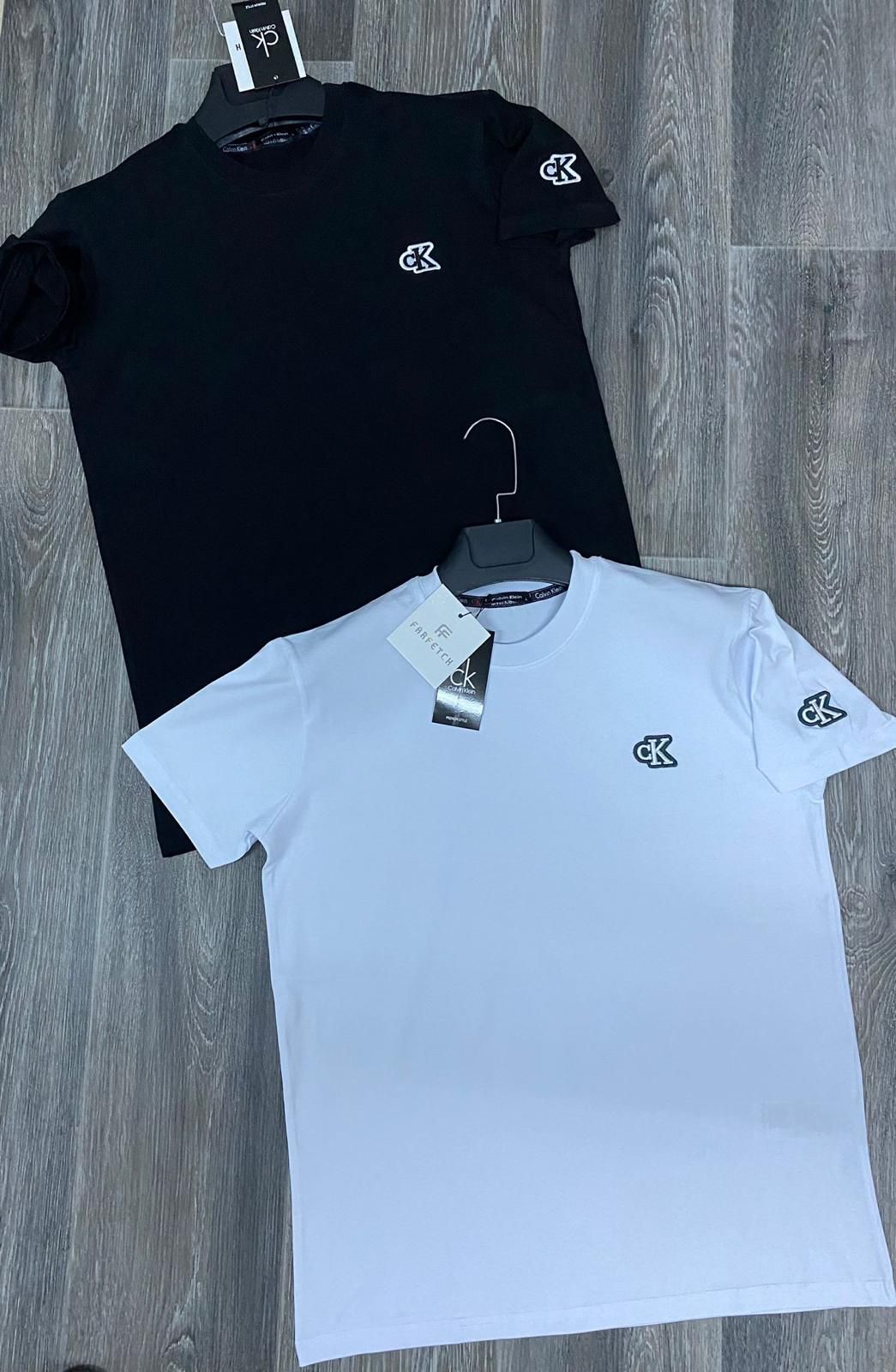 Camiseta Calvin Klein blanca logo blanca contorno negro
