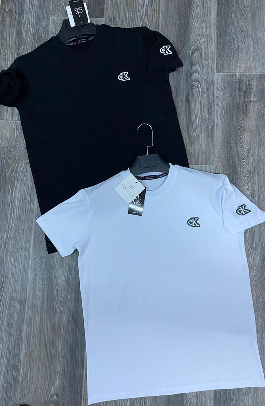 Camiseta Calvin Klein negra logo negro contorno blanco