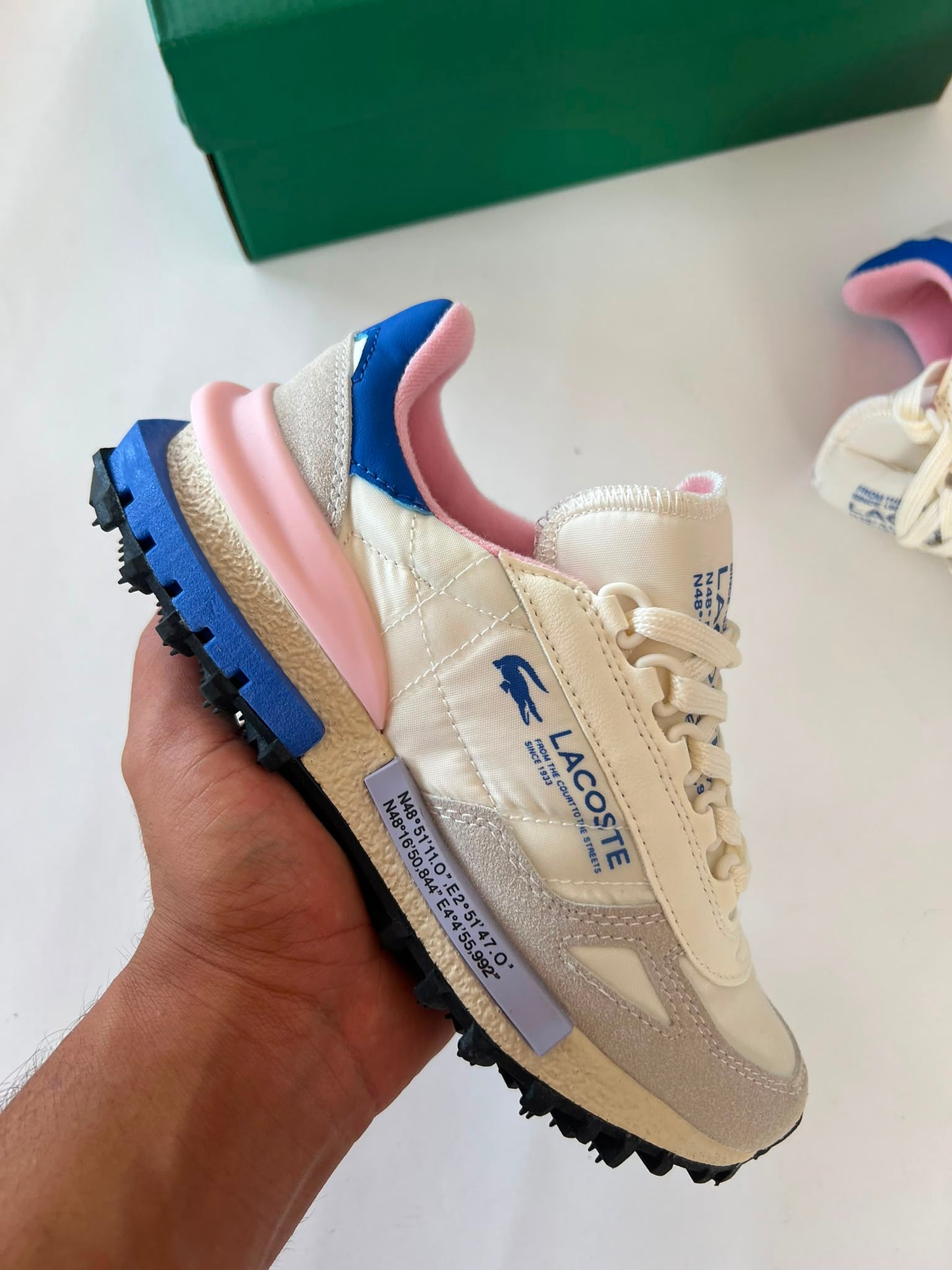 Zapatillas Lacoste Elite Active blancas logo azul detalles rosas