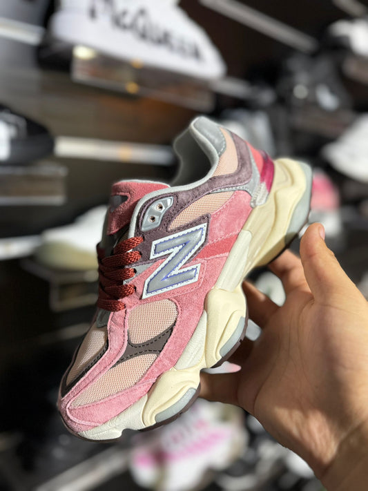 New Balance 9060 rosas detalles marrones logo gris