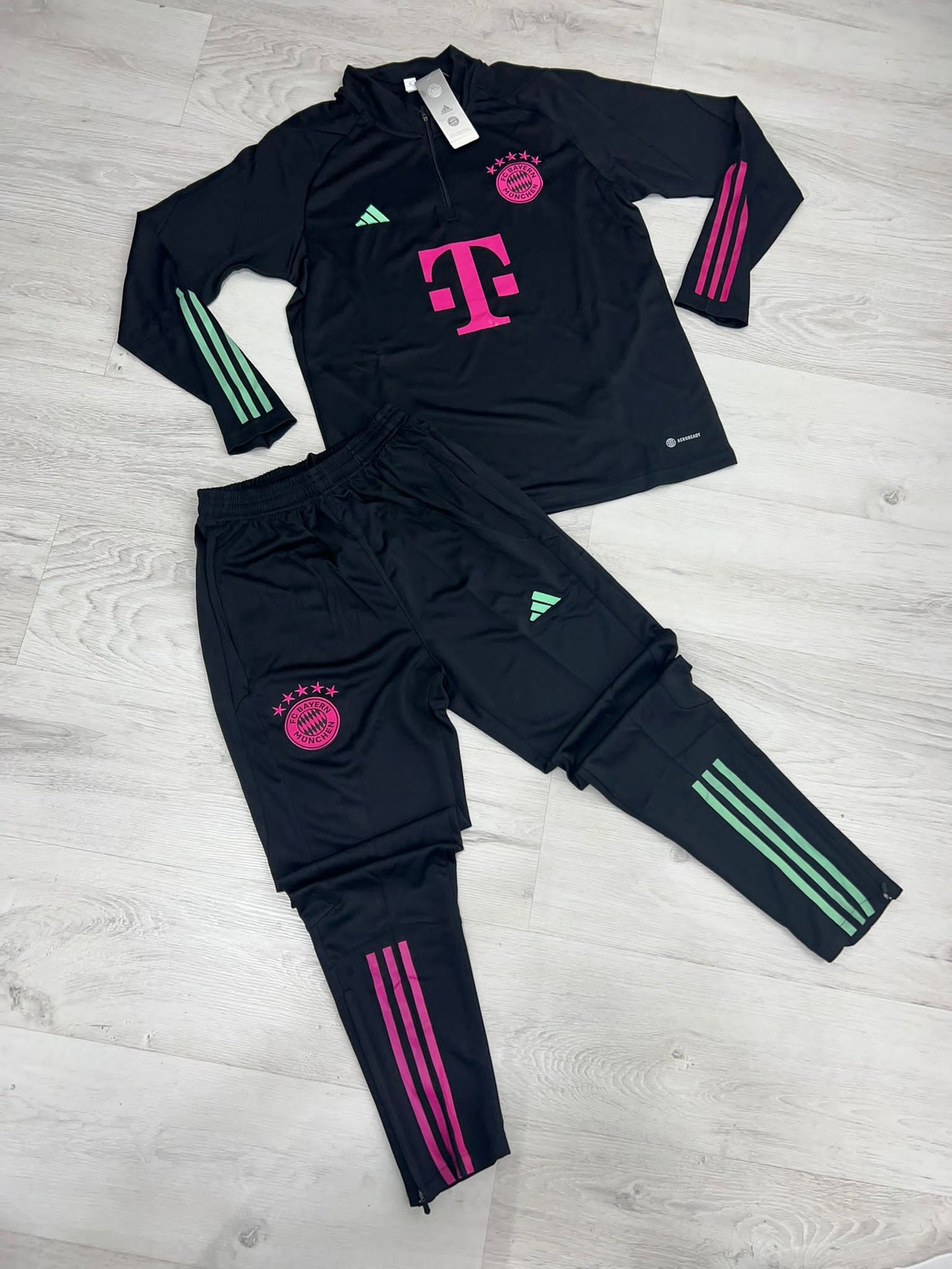 Chandal Bayern Munich negro logo rosa