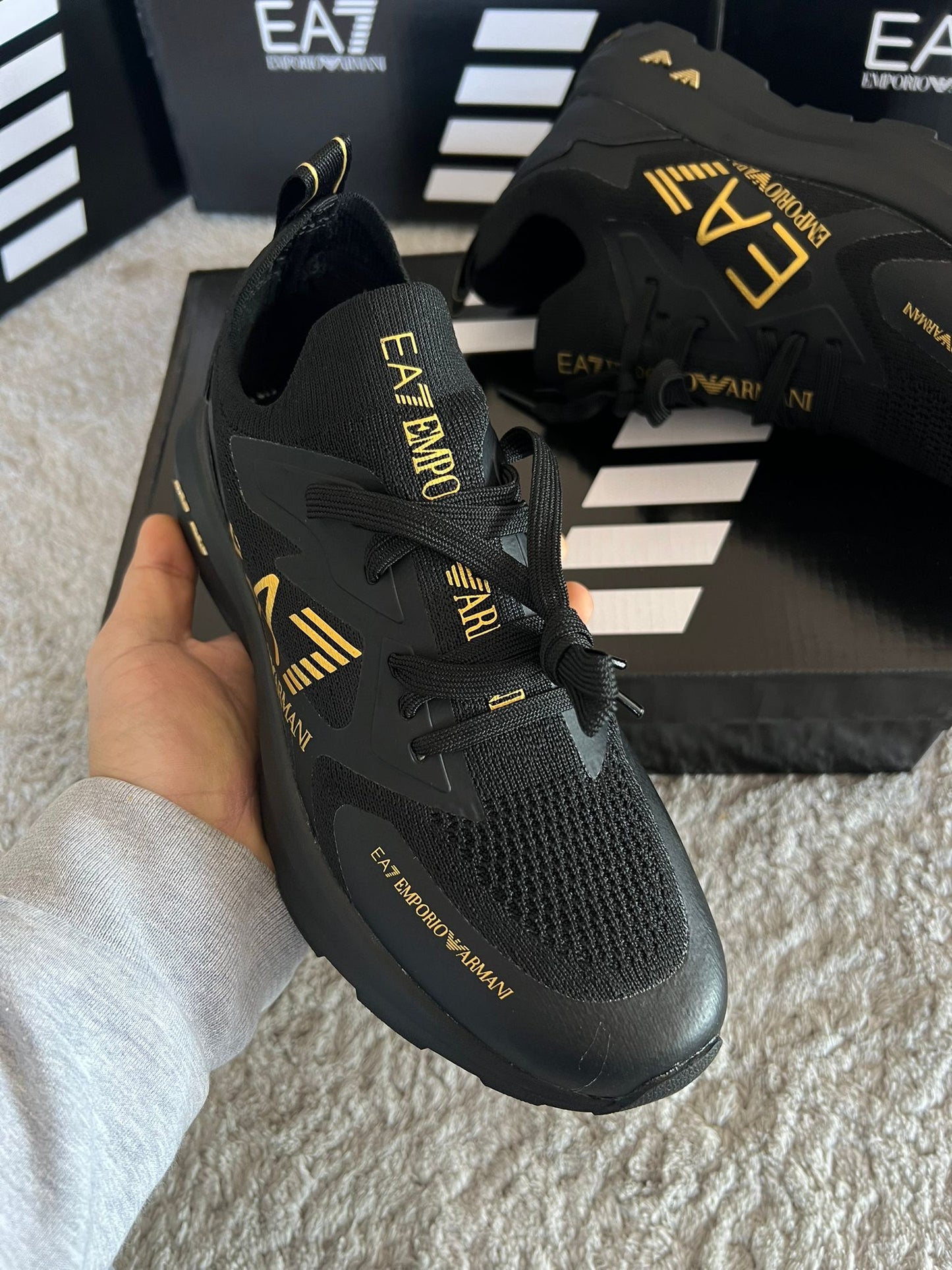 Armani negras logo dorado