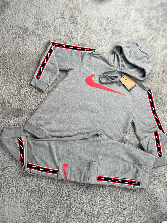 Chandal nike gris logo rojo detalles negros