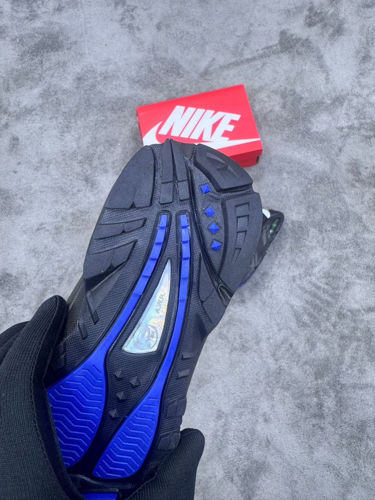 Nocta negra logo plateado