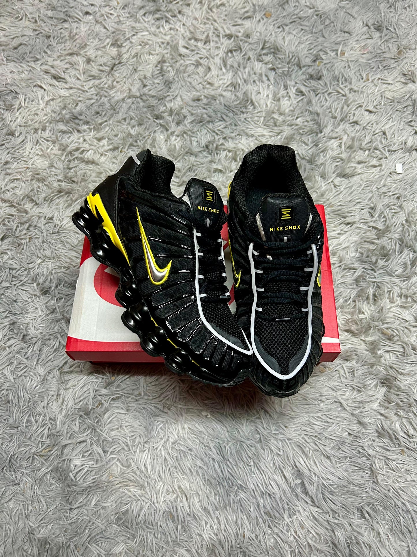 SHOX TL Negras logo plateado contorno amarillo