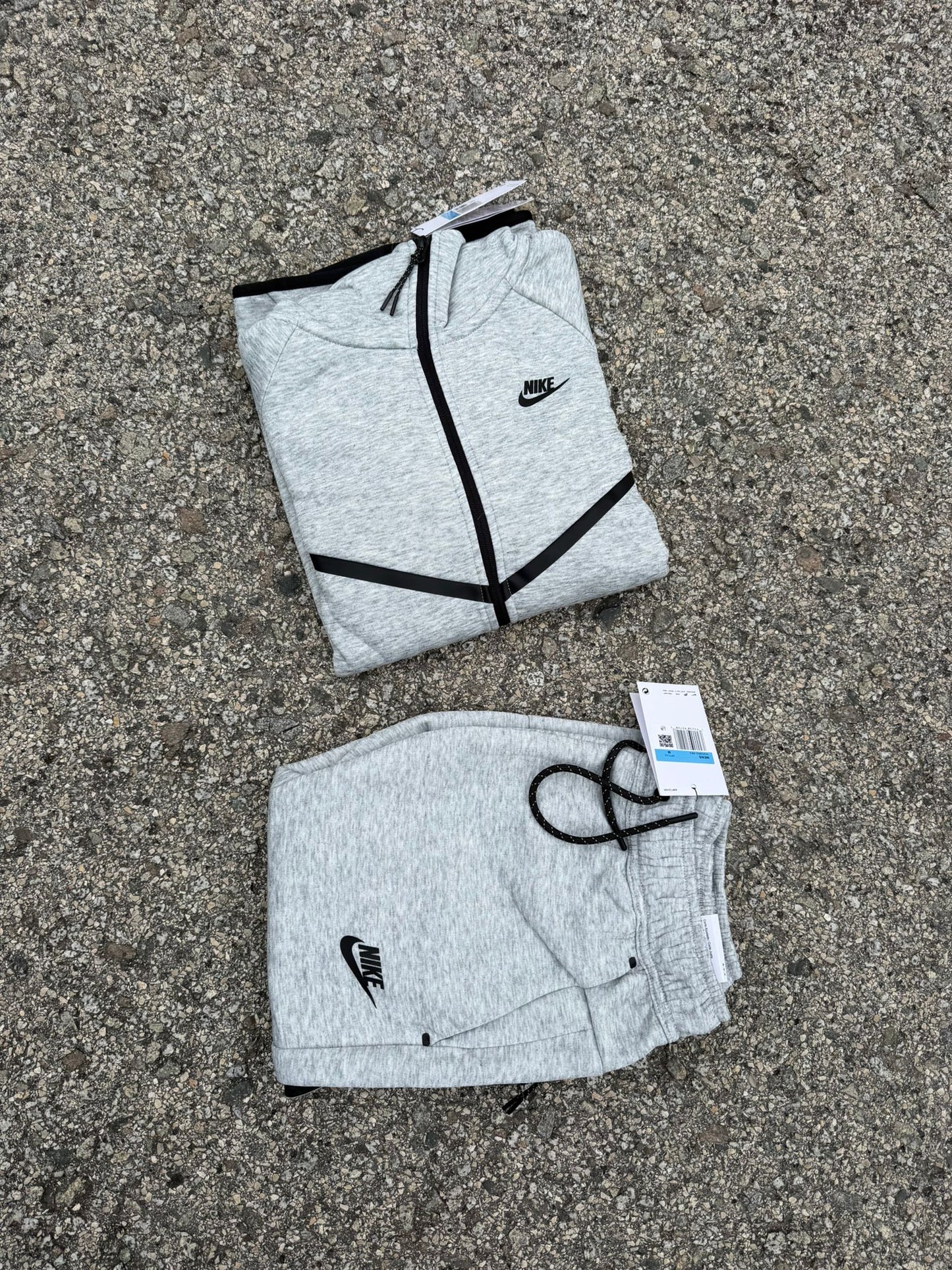 Nike tech gris logo negro