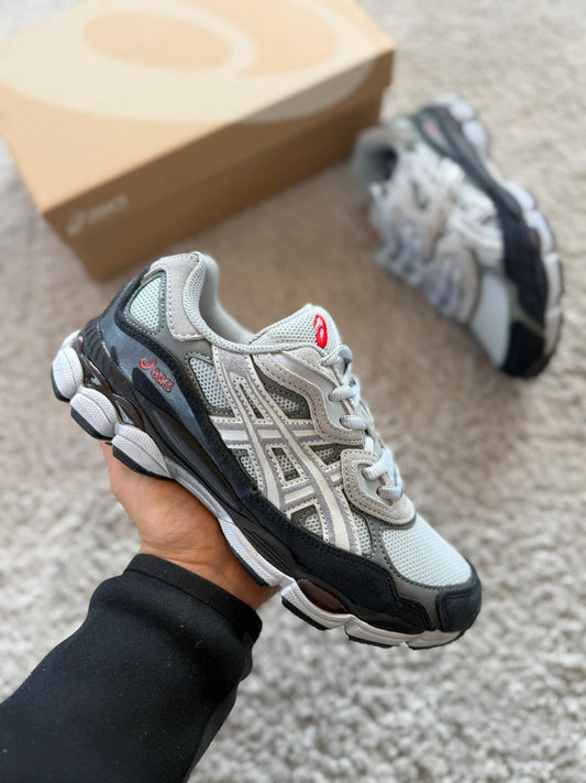 ASICS GEL-NYC grises logo rojo detalles negros