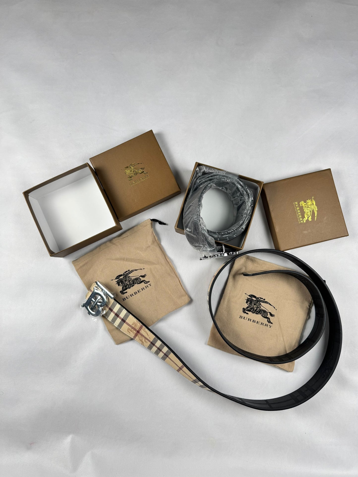Cinturon Burberry crema logo plateado