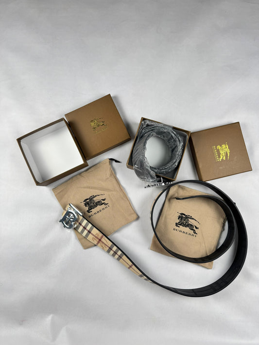 Cinturon Burberry crema logo plateado