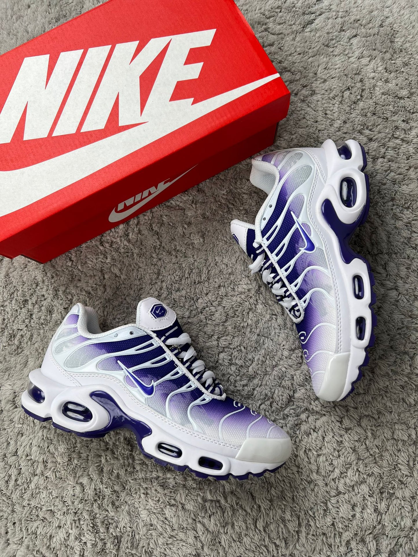 NIKE TN blancas detalles morados logo morado contorno blanco