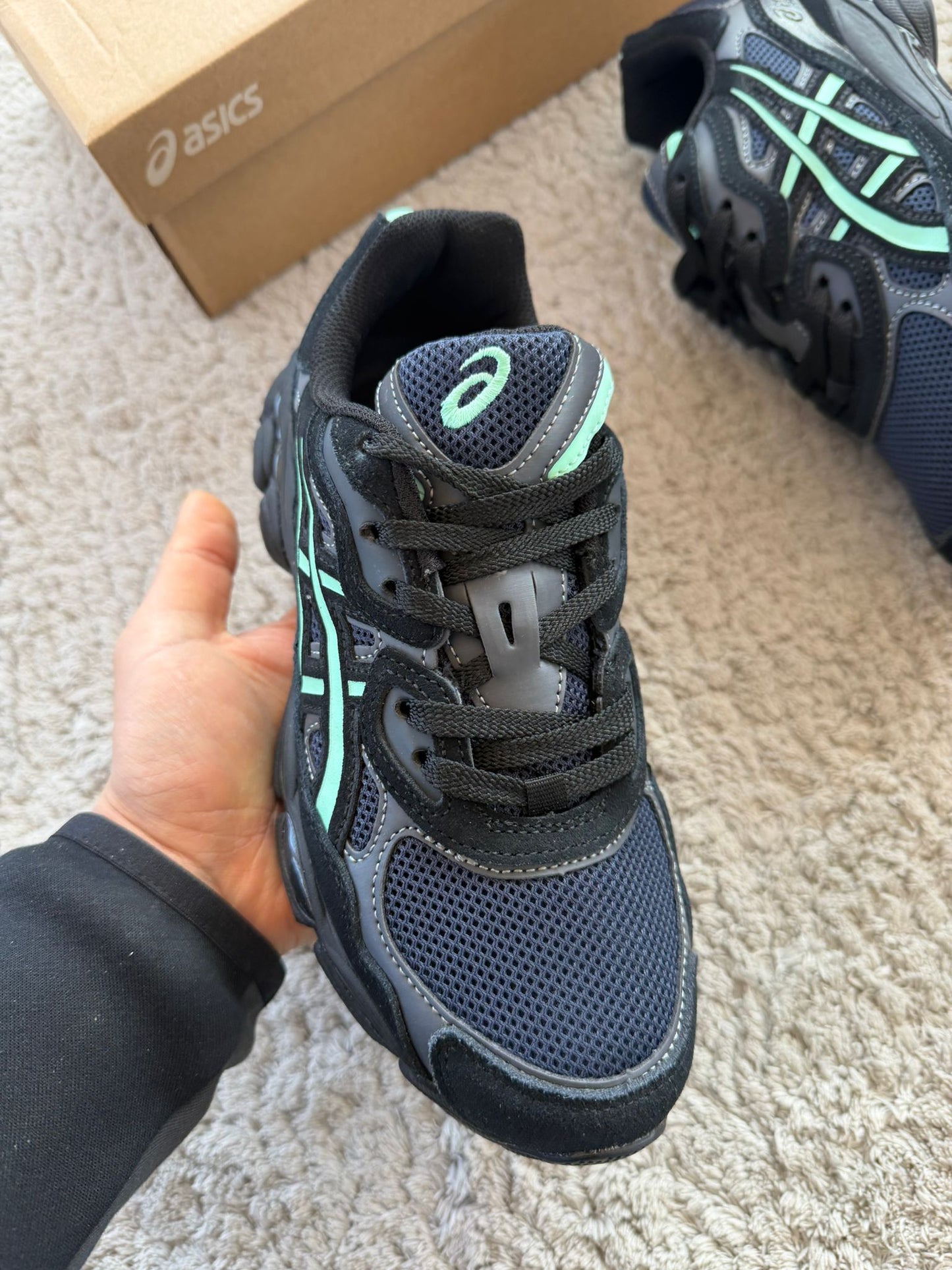 ASICS GEL-NYC negras azul marino logo azul claro