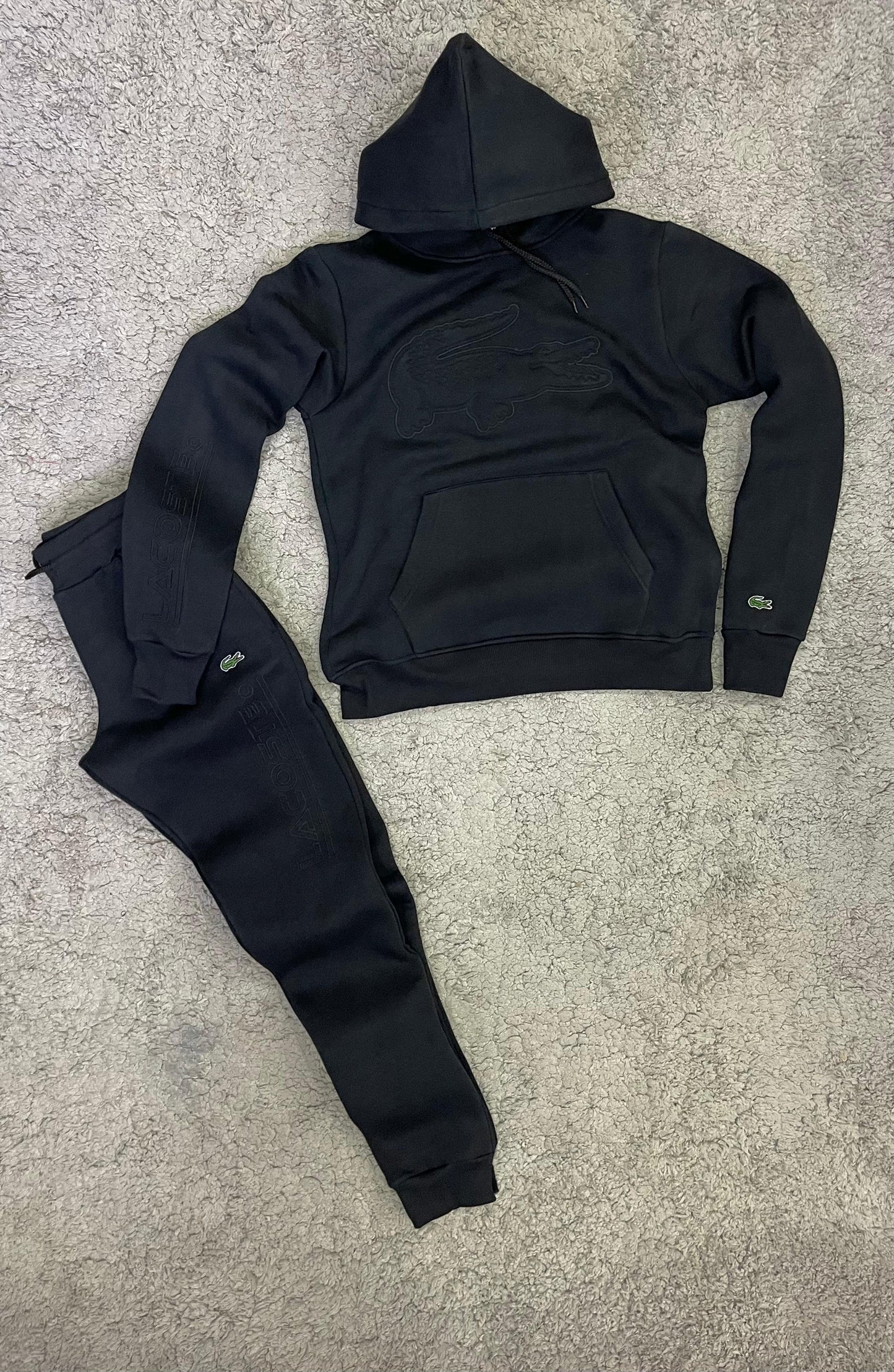 Chandal Lacoste negro cocodrilo grande en pecho