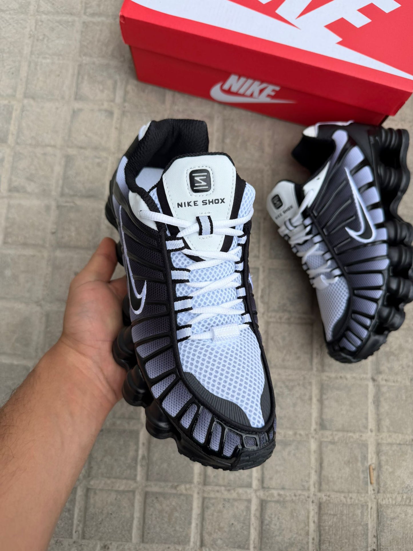 Shox negras logo negro contorno blanco detalles grises