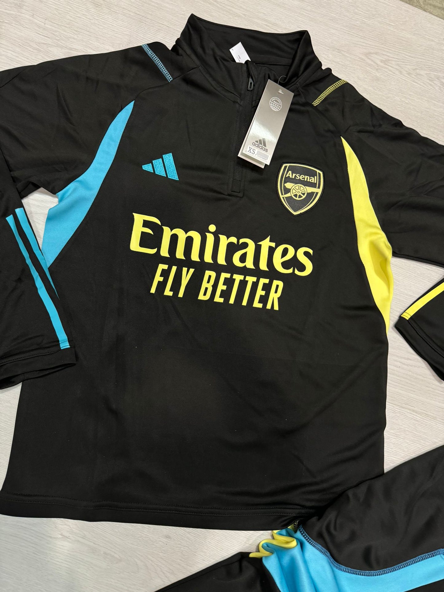 Chandal Arsenal negro logo amarillo