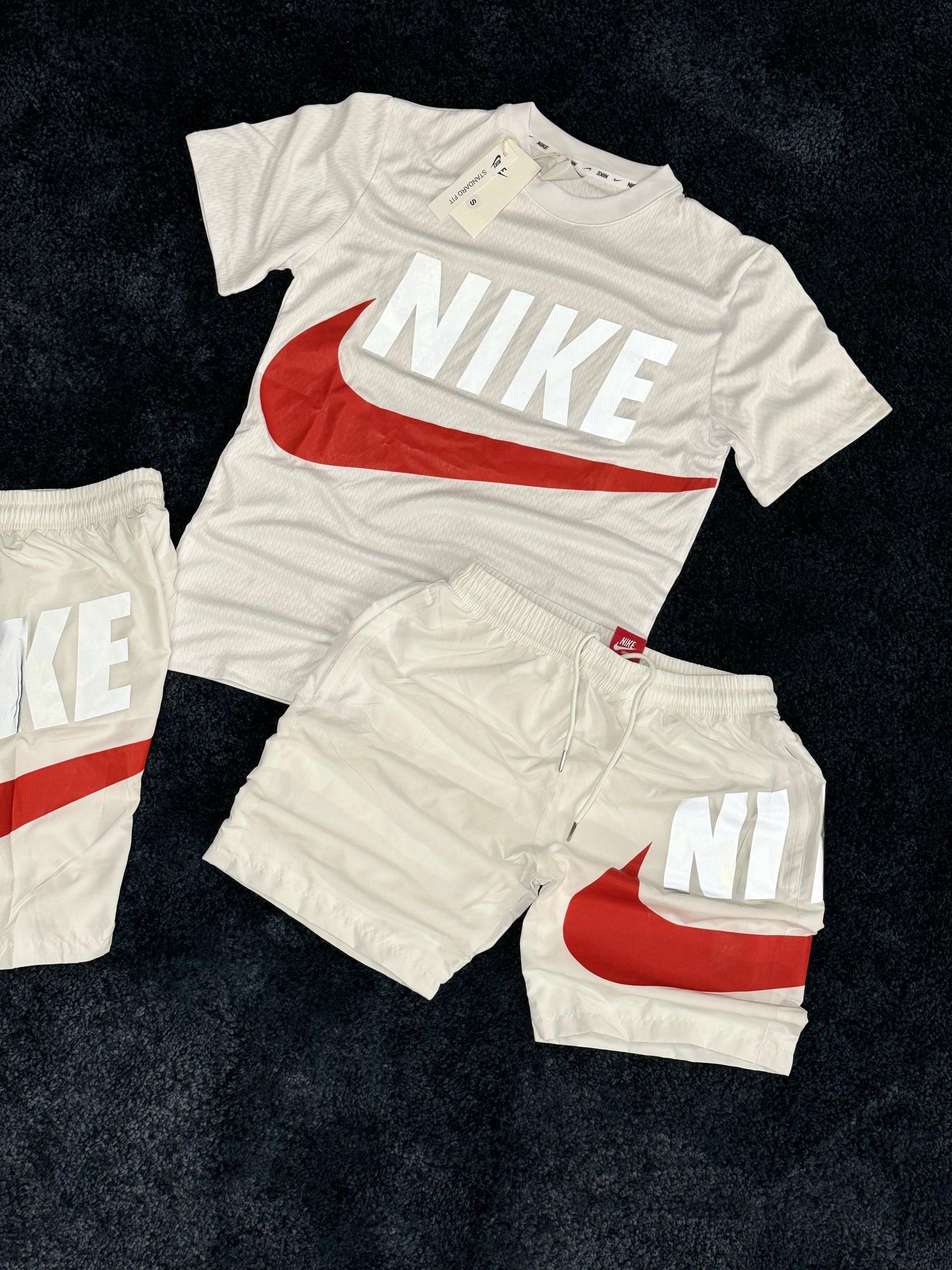 Conjunto nike logo gris y rojo reflectante