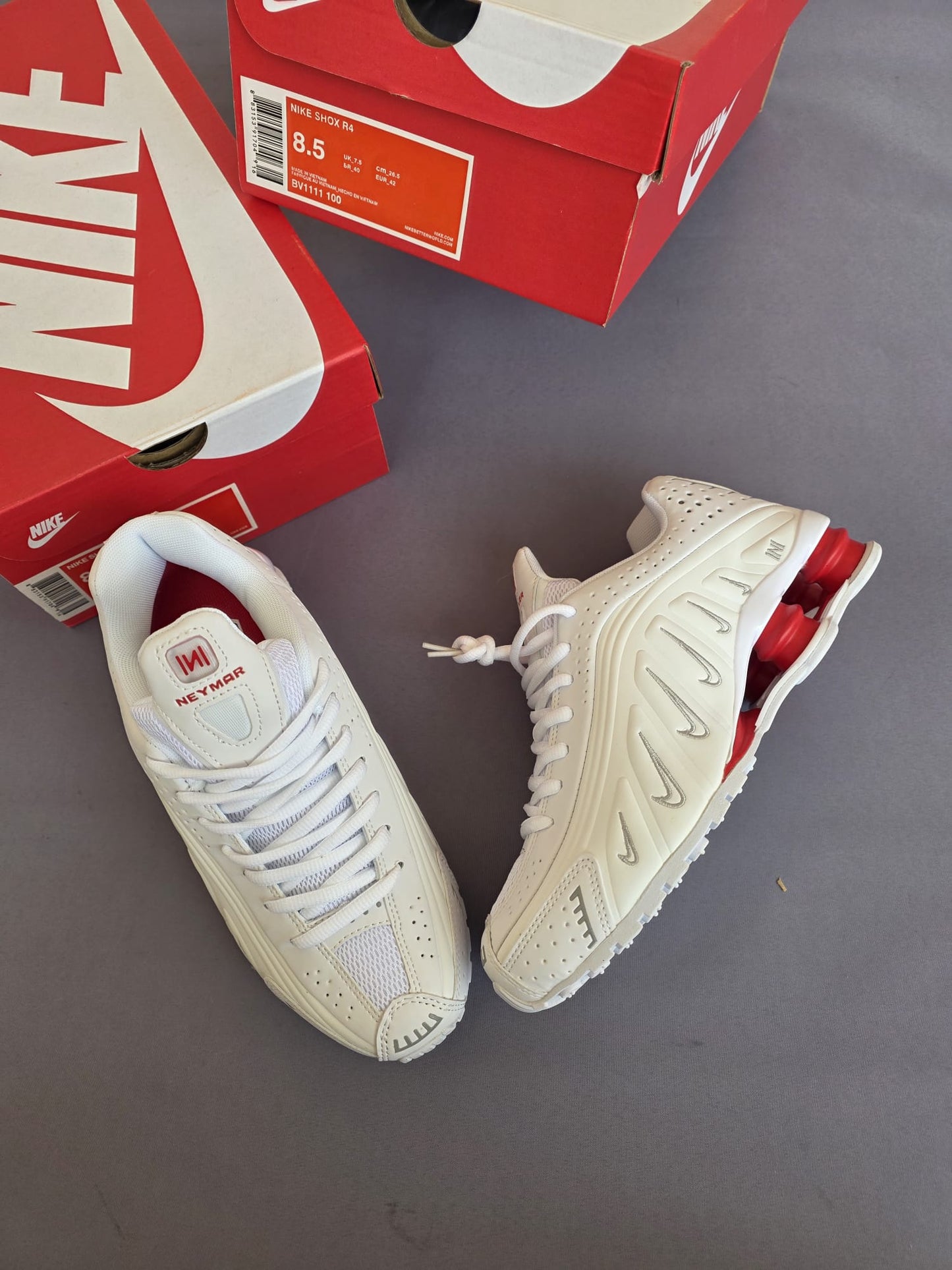 Shox r4 blancas logo rojo detalles grises