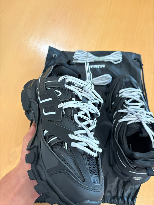 Balenciaga triple S negras detalles blancos