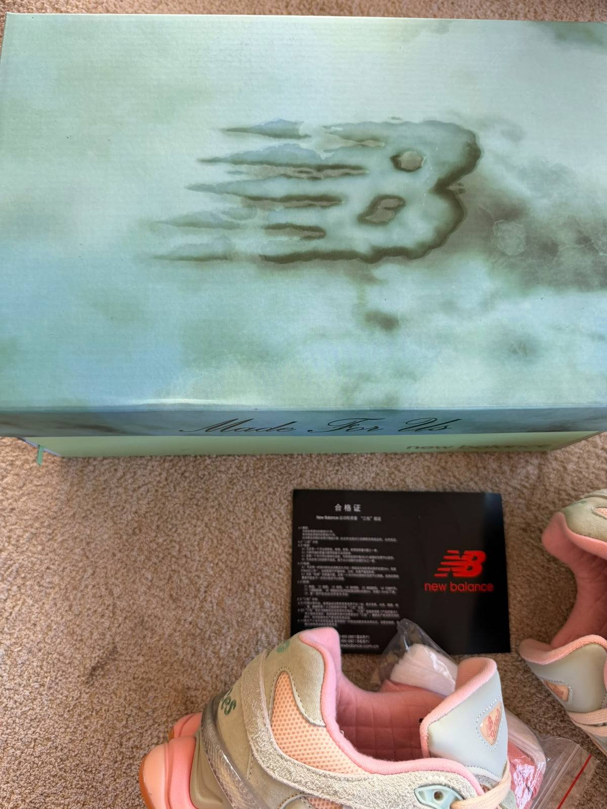 New Balance 9060 logo dorado detalles rosas