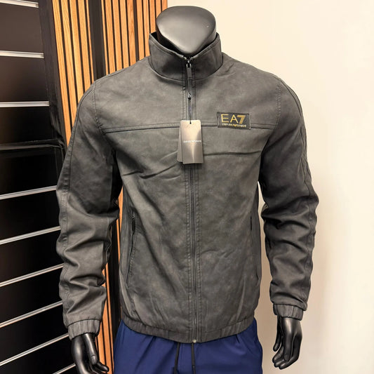 Chaqueta Armani negra logo dorado