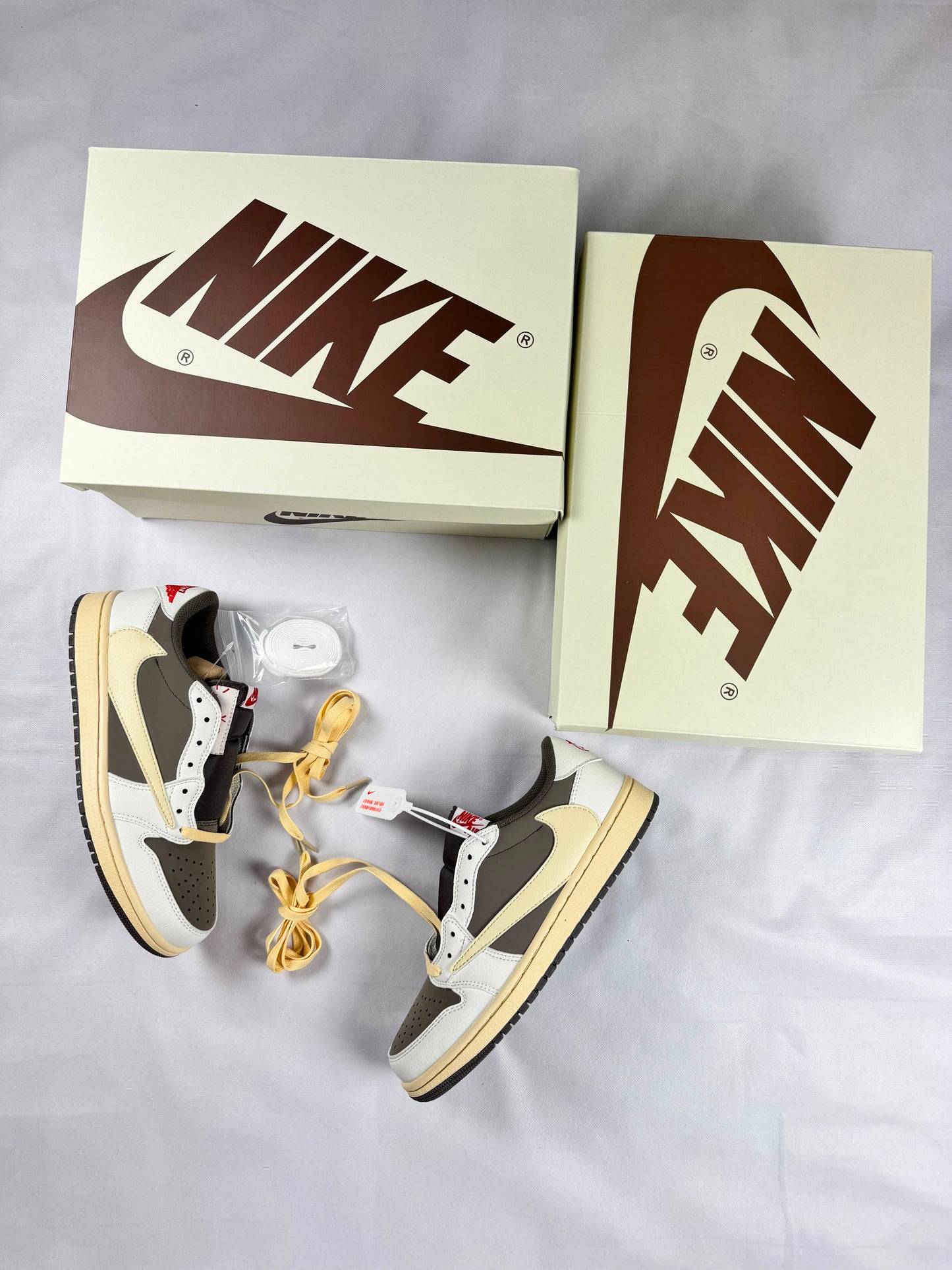 Air Jordan Low x Travis Scott blancas y marrones logo crema