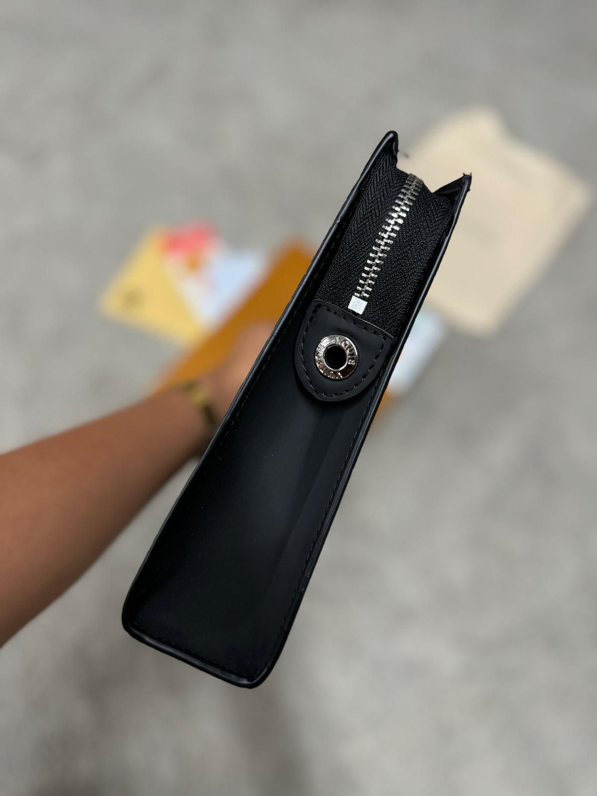 Bolso de mano LV negro y gris