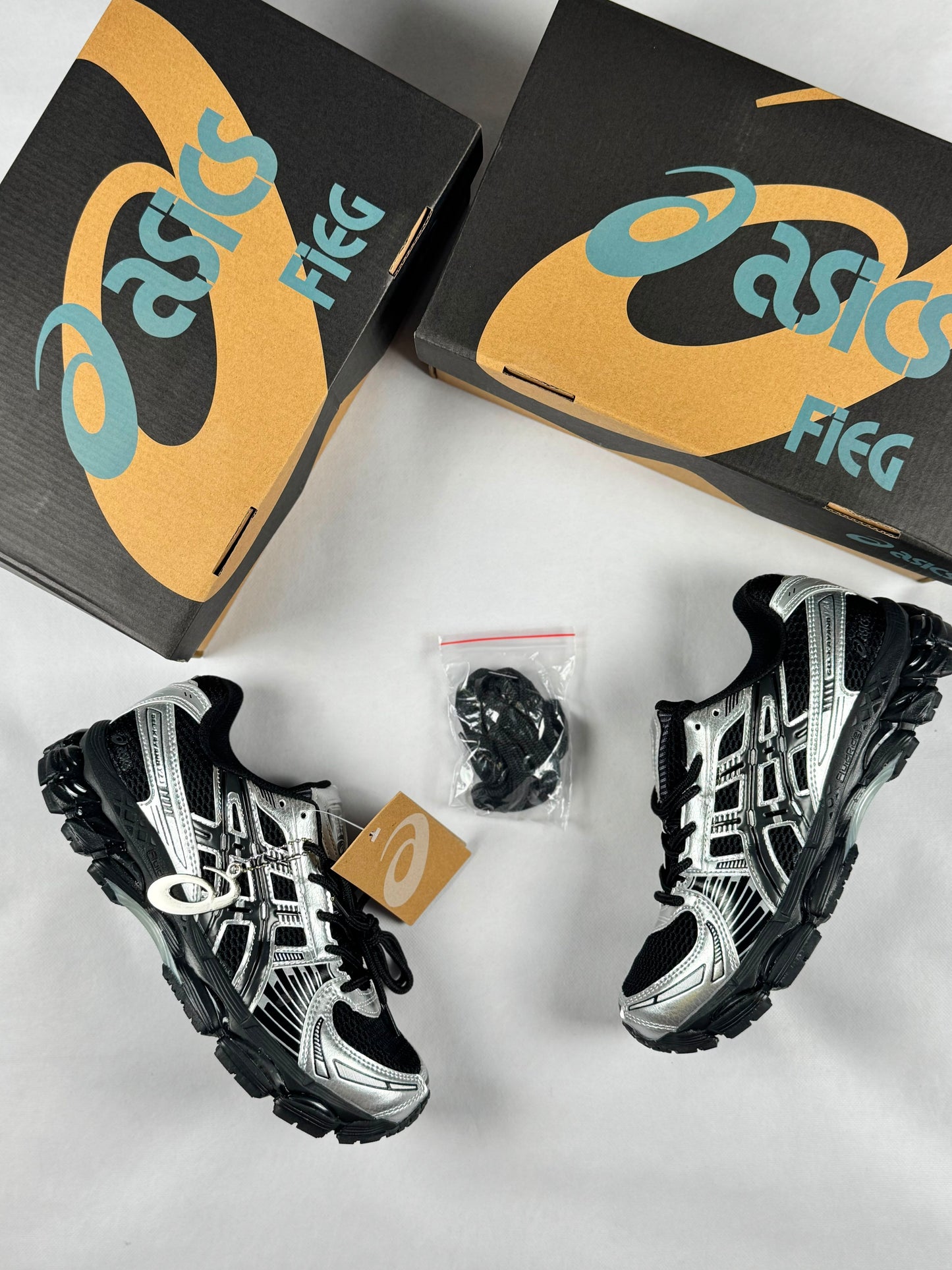 Asics negras y plateadas