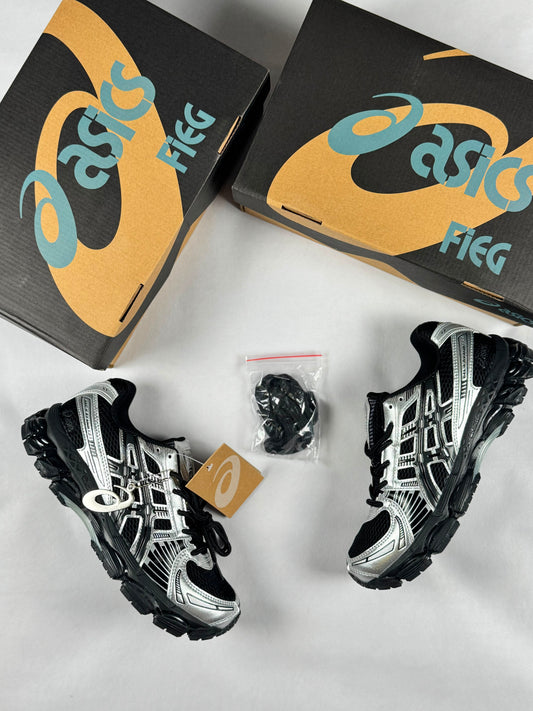 Asics negras y plateadas