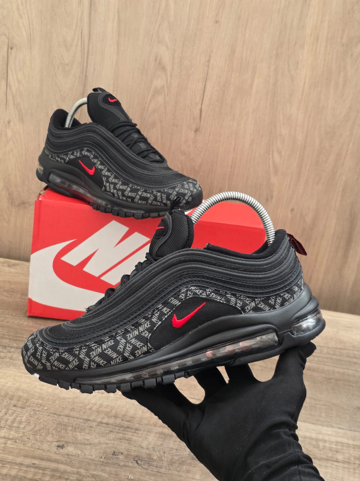 Air max 97 negra logo rojo logos nikes