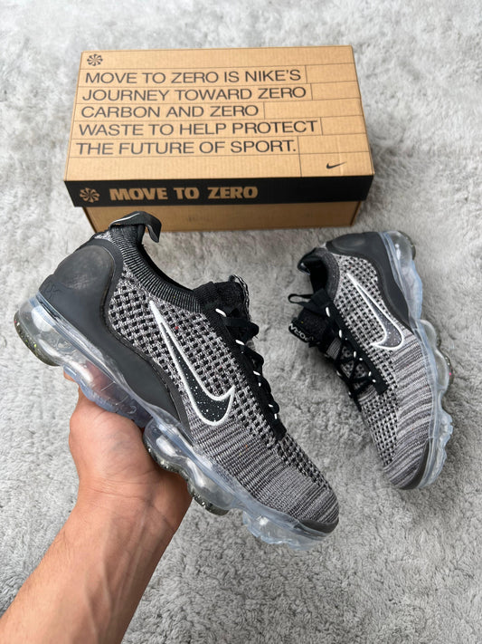 Vapormax 2024 grises y negras logo negro contorno blanco