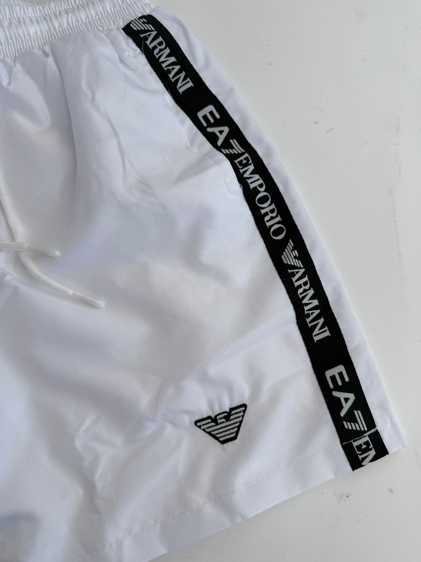 Pantalon Corto Armani blanco logo negro