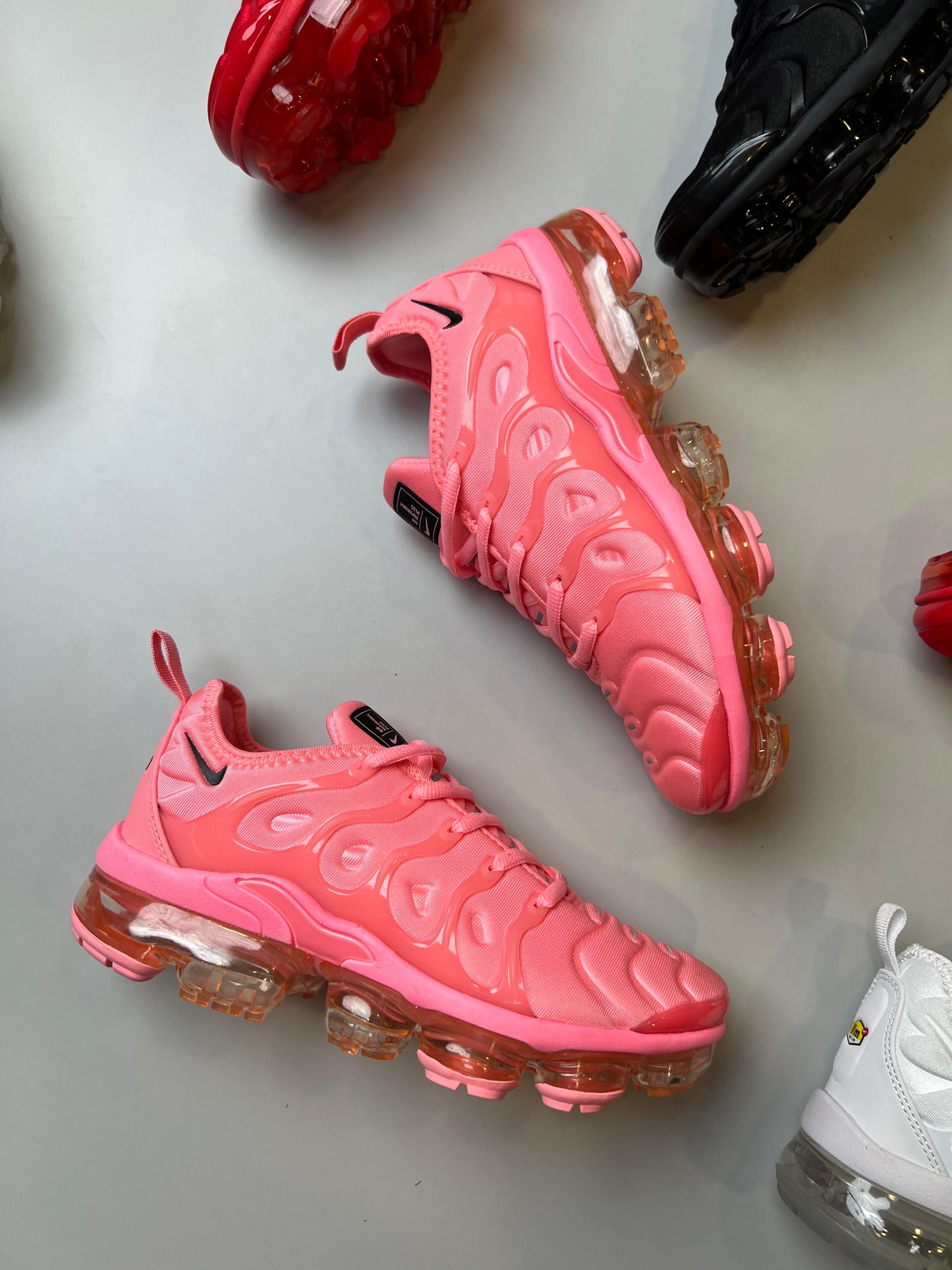 Vapormax rosas logo negro