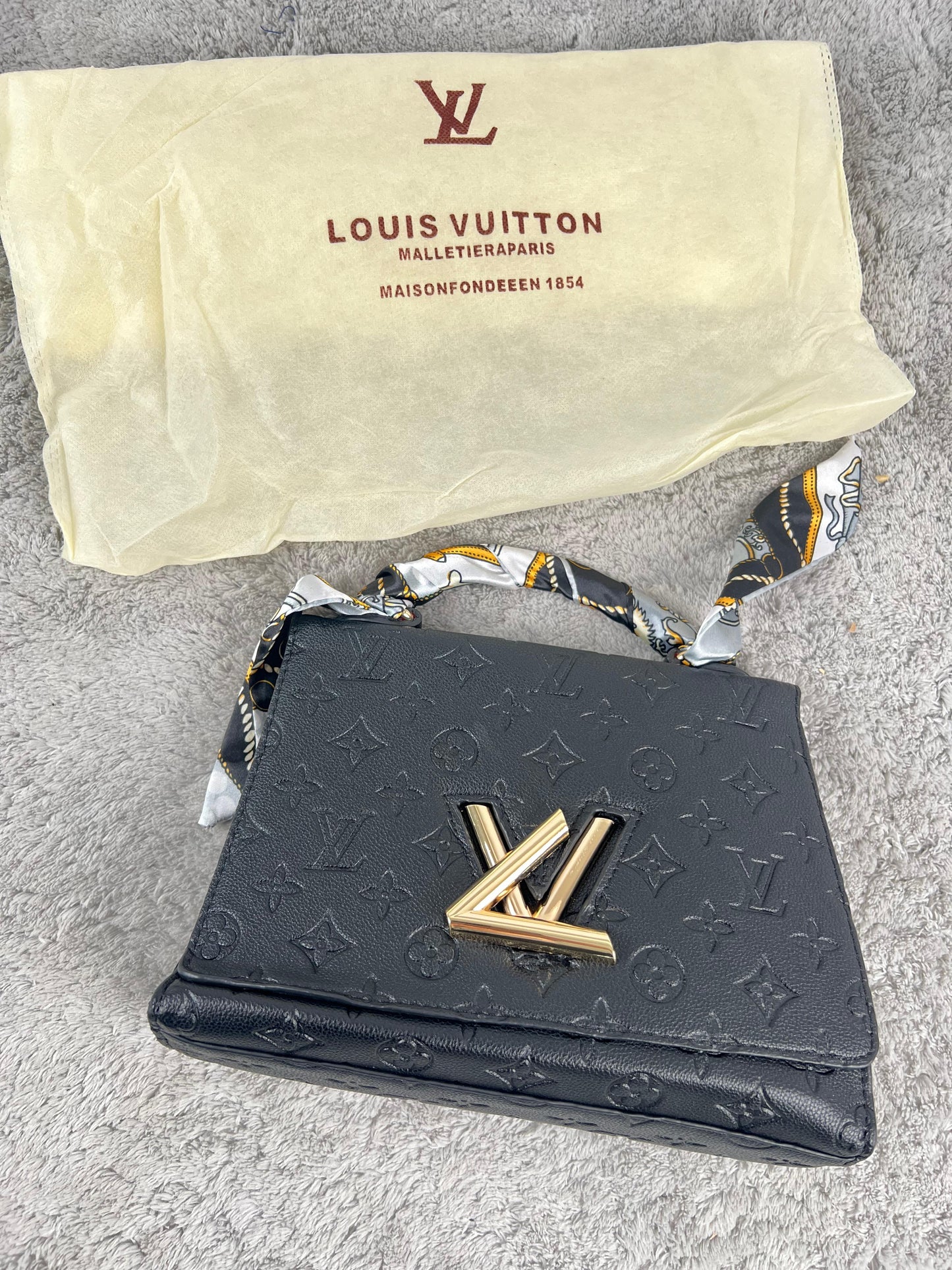 BOLSO LV negro logo dorado