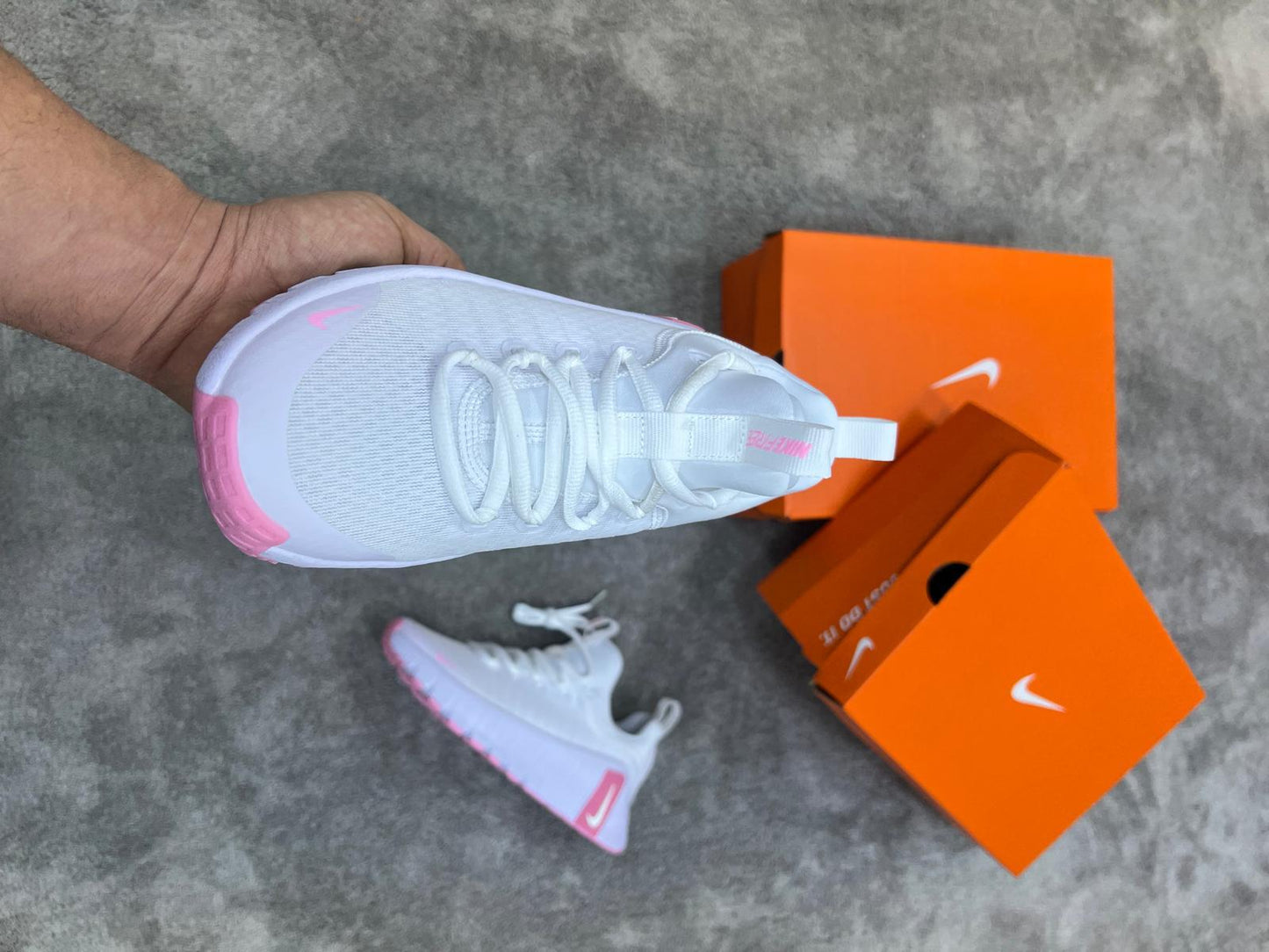 Nike Free Metcon blancas logo rosa