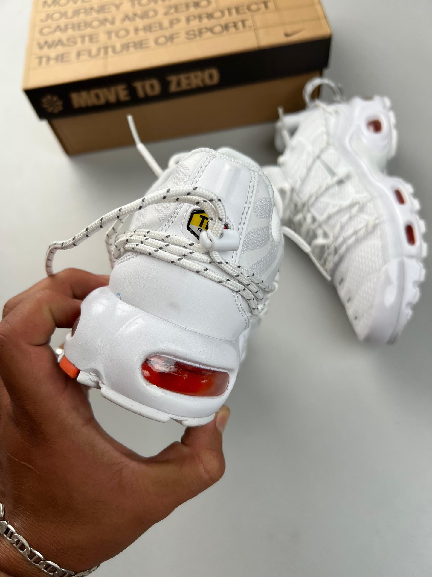 Tn utility blancas logo gris detalles naranjas