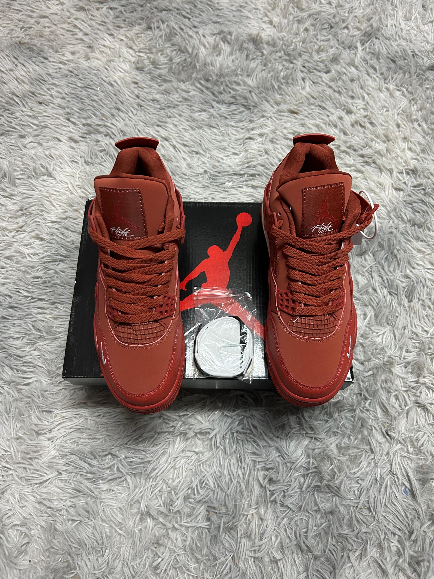 JORDAN 4 rojas detalles blancas