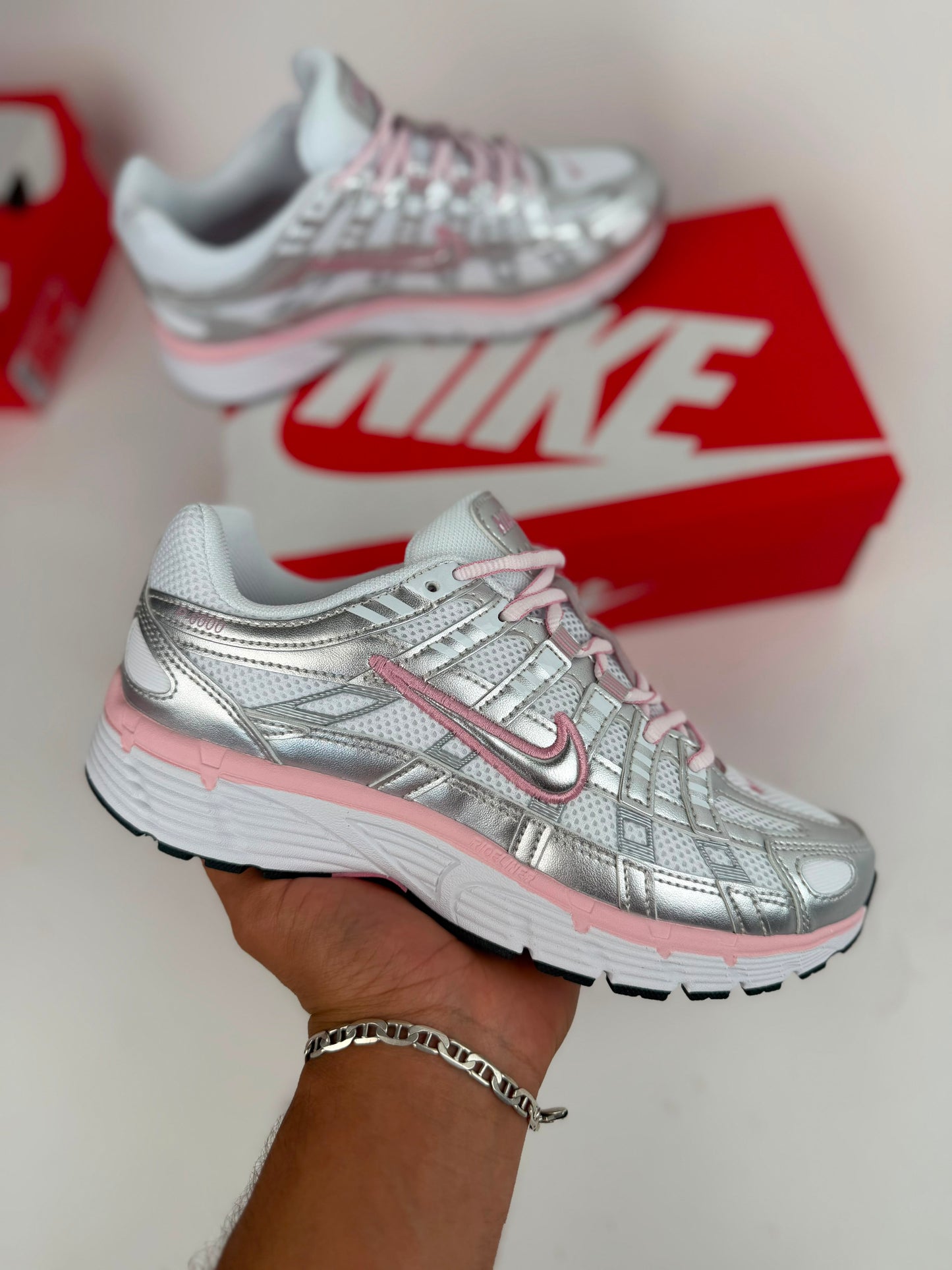 Nike P-6000 plateadas contorno rosa