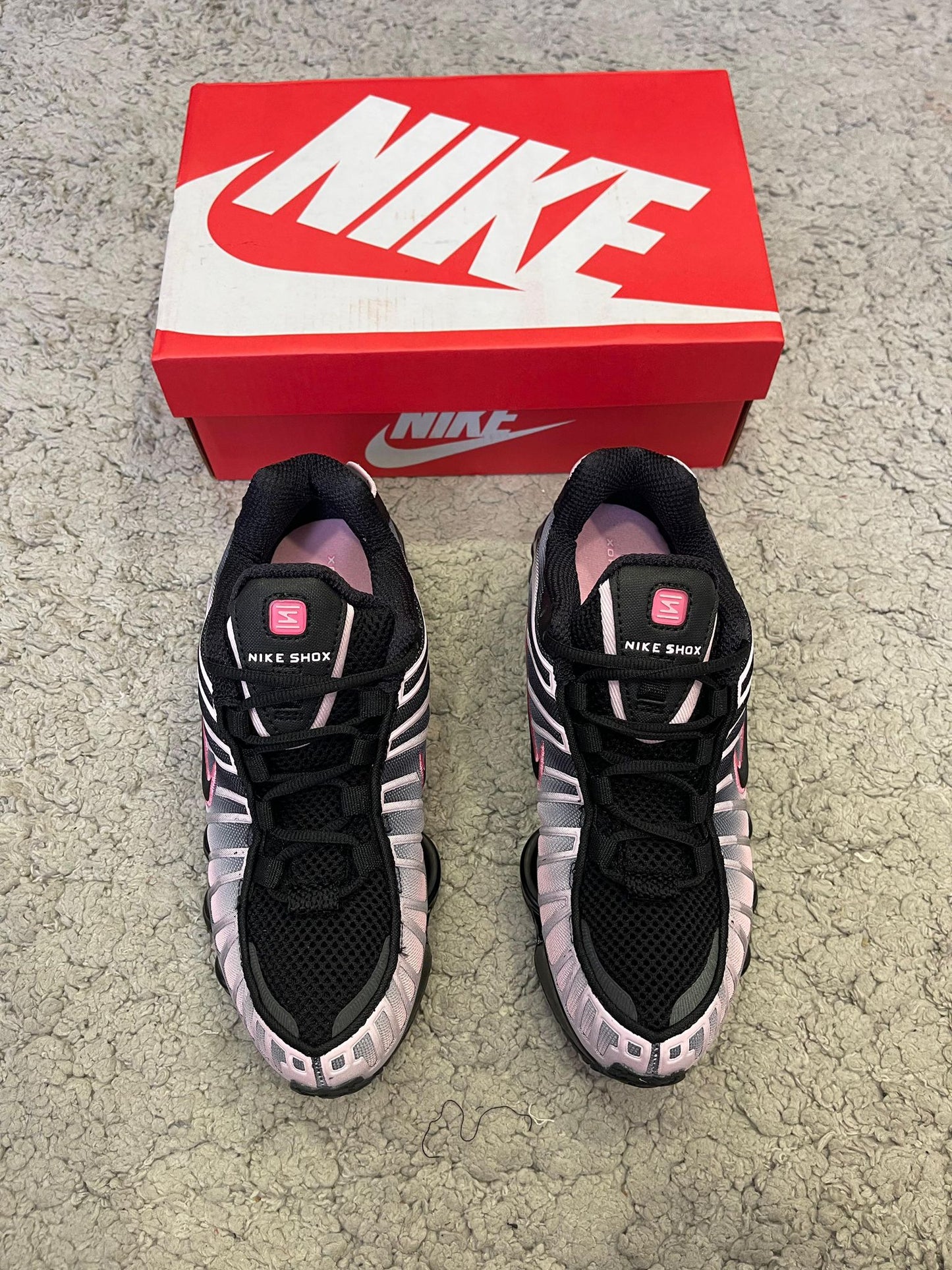 Shox Negras y rosas logo negro contorno rosa