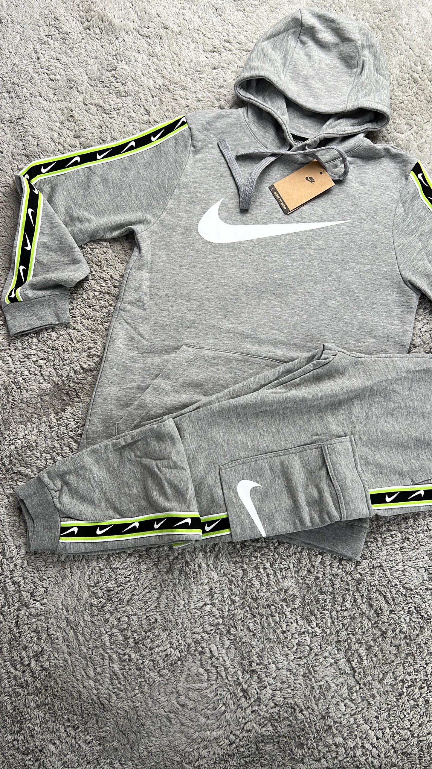 Chandal nike gris logo blanco detalles negros y fluor