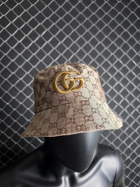Gorro Gucci marron logo dorado