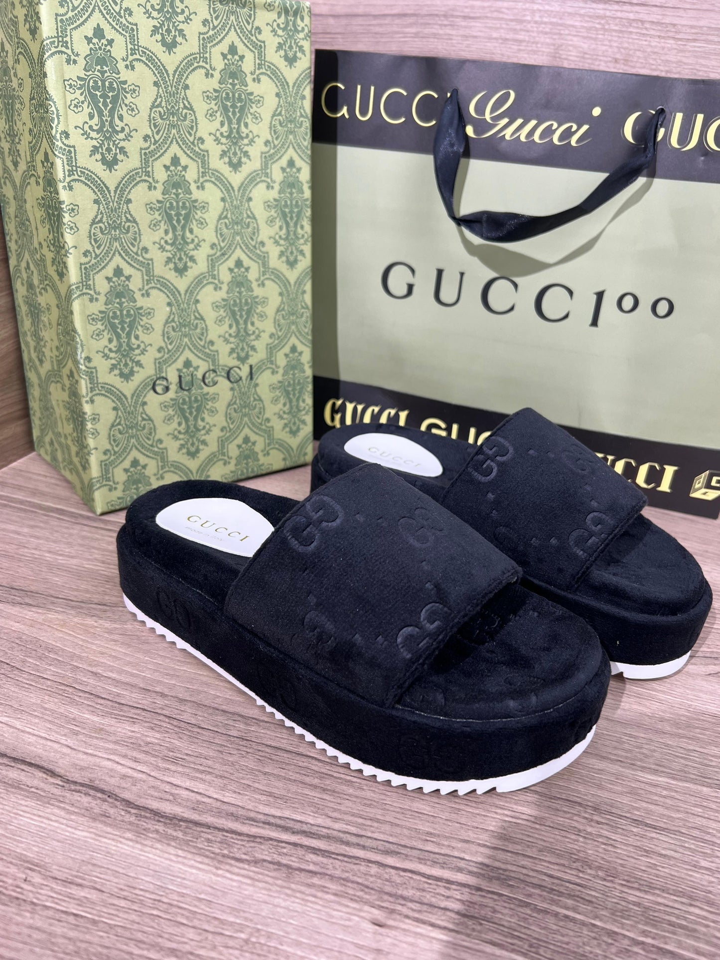 Chancla Gucci mujer terciopelo negras detalles blancos
