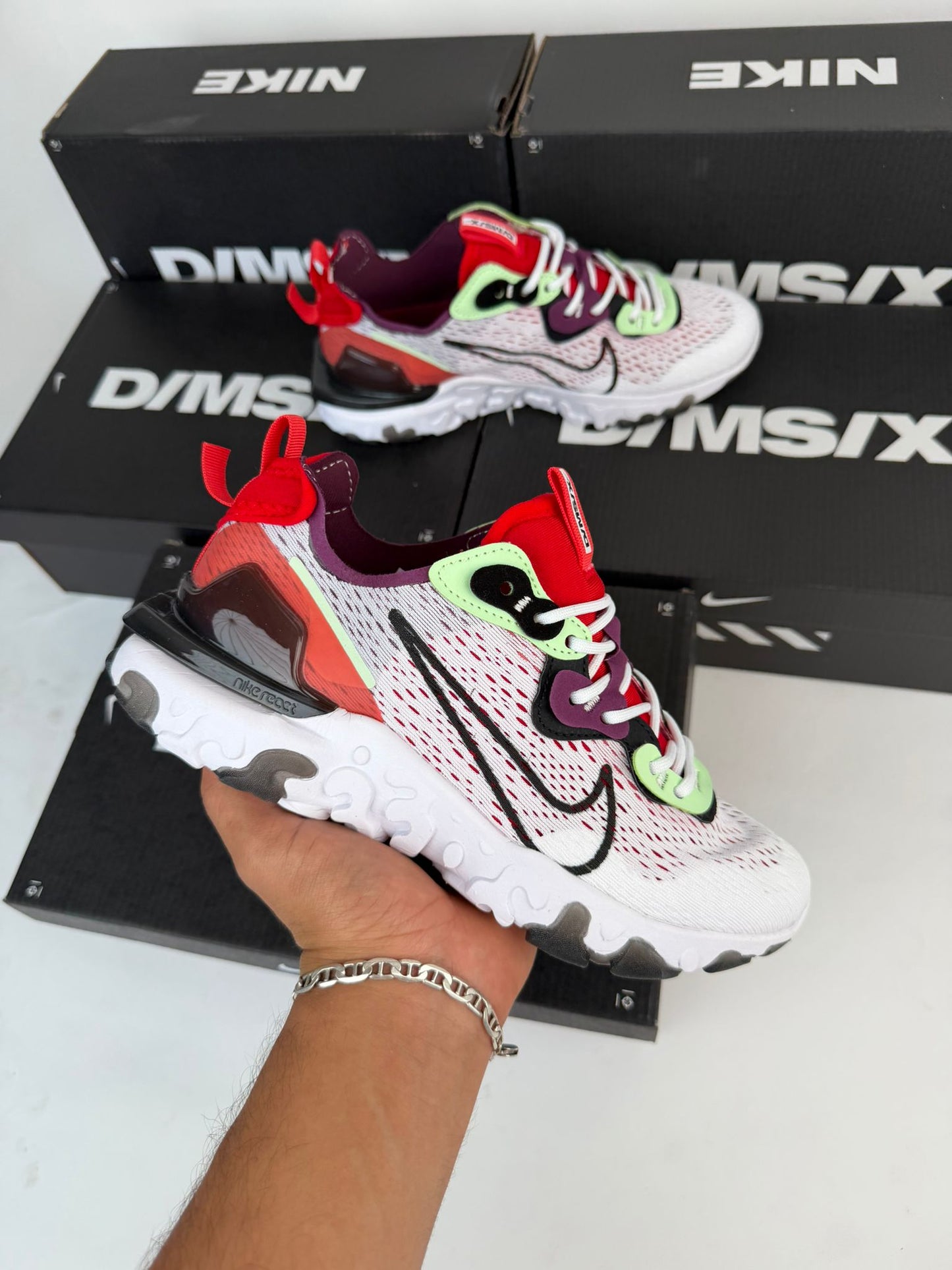 Nike react vision blancas logo negro detalles rojos