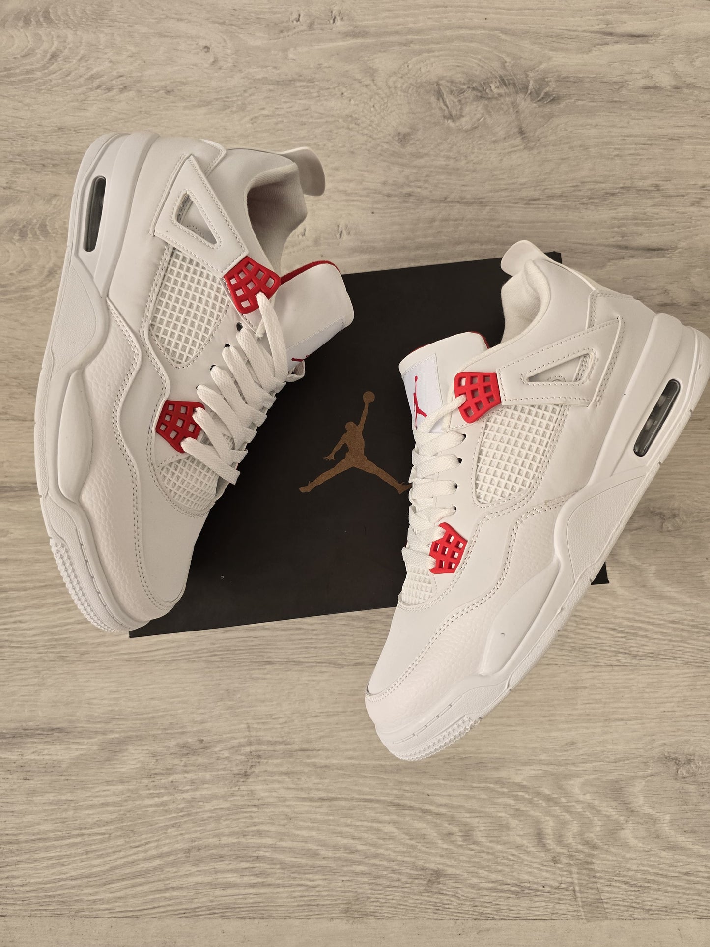 Jordan 4 blanca chapa roja