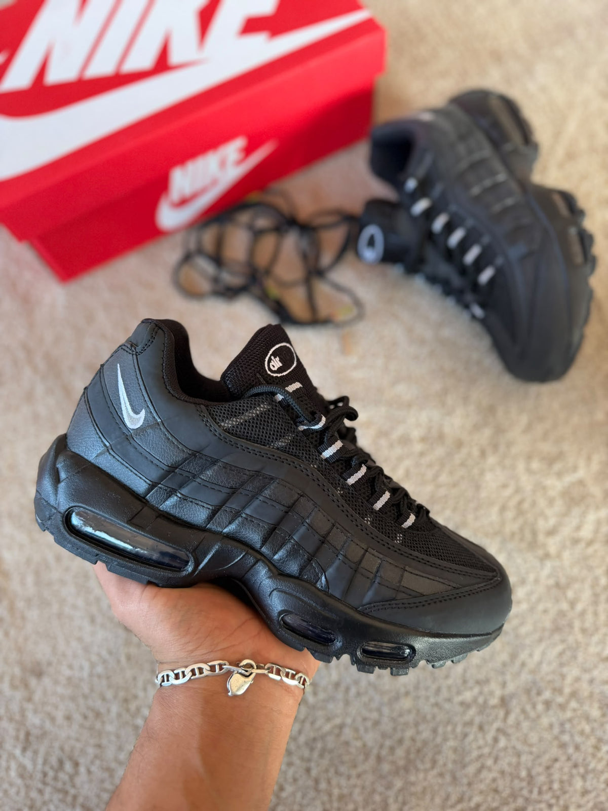 Air max 95 negras logo blanco
